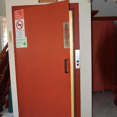 Hollo Es Barany Vendeghaz